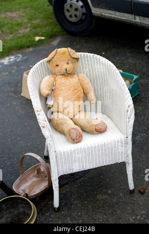 Squallido antique Teddy bear, Southampton fiera antiquaria, West Sussex, in Inghilterra, Regno Unito Foto Stock