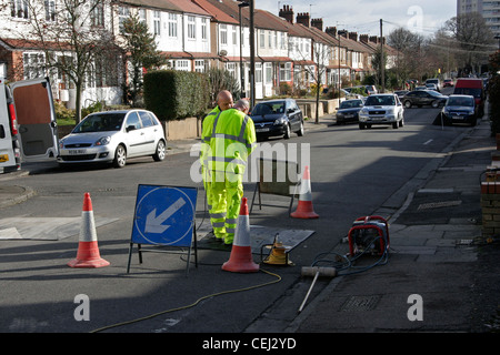 L'installazione della sicurezza stradale i cuscini Foto Stock