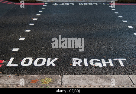 Guardare a destra segno dipinto sulla strada in London, England, Regno Unito Foto Stock