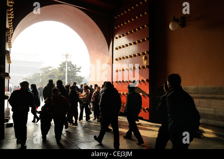 Guardando attraverso la porta della pace celeste verso Piazza Tiananmen. Pechino, Cina Foto Stock