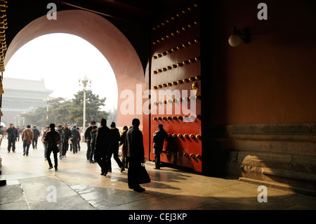 Guardando attraverso la porta della pace celeste verso Piazza Tiananmen. Pechino, Cina Foto Stock