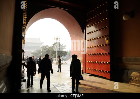 Guardando attraverso la porta della pace celeste verso Piazza Tiananmen. Pechino, Cina Foto Stock