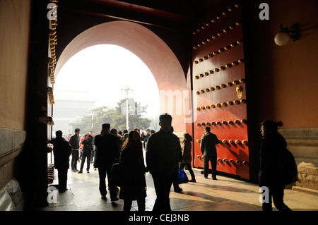 Guardando attraverso la porta della pace celeste verso Piazza Tiananmen. Pechino, Cina Foto Stock