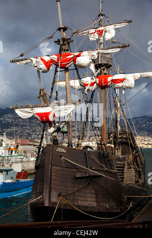 Santa Maria de Colombo galeone cruise tour; la replica di Cristoforo Colombo della bandiera della nave al porto di Madeira, usualmente noto come il Madeira barca pirata Foto Stock