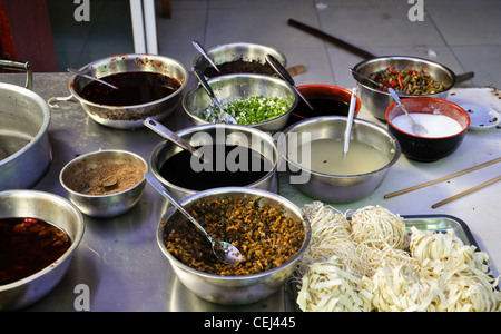 Ingredienti per una piccante asian noodle soup Foto Stock