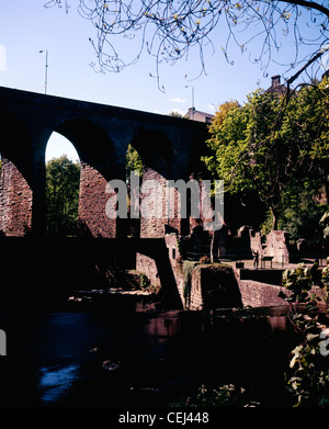 Storica resti di mulini e viadotto stradale a Torrs New Mills Derbyshire Inghilterra Foto Stock