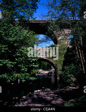 Storica resti di mulini e viadotto stradale a Torrs New Mills Derbyshire Inghilterra Foto Stock