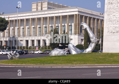 "Il risveglio' di Seward Johnson alla base della Marconi obelisco, sul Gugliemo Marconi Plaza in Via Cristoforo Colombo Foto Stock