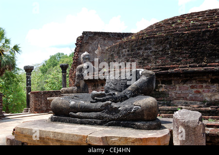 I resti del Signore Buddha statue e stupa in Polonnaruwa Vatadage, Sri Lanka Foto Stock