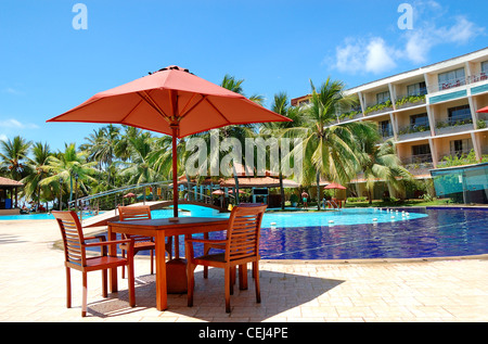 Il tavolo e le sedie del ristorante all'aperto vicino alla piscina presso hotel di lusso, Bentota, Sri Lanka Foto Stock