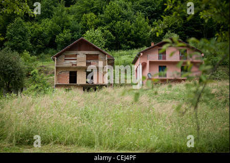 Una rinnovata e distrutto casa in villaggio Konjevic Polje nella parte orientale della Bosnia ed Erzegovina. Foto Stock