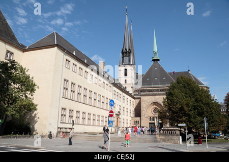 Vista verso la cattedrale della Beata Vergine (Cathedrale Notre-Dame), la città di Lussemburgo, Lussemburgo. Foto Stock