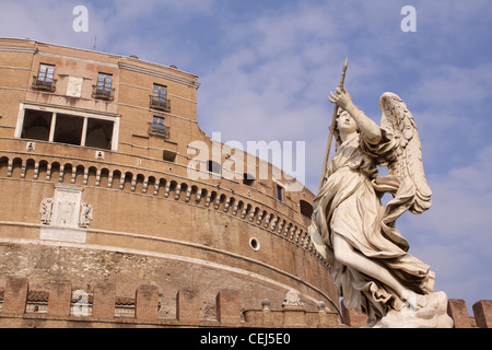 La scultura intitolata "Angelo con la lancia' di Domenico Guidi, sul Ponte Sant'Angelo nella città di Roma Foto Stock