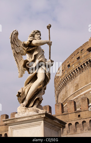 La scultura intitolata "Angelo con la spugna (con aceto)' di Antonio Giorgetti, sul Ponte Sant'Angelo nella città di Roma Foto Stock