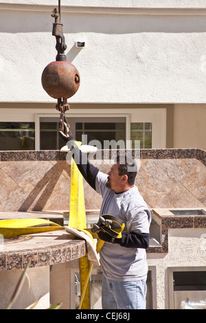 Il sollevamento con gru barbeque/cucina esterna nel cortile della California del Sud home. © Myrleen Pearson Foto Stock