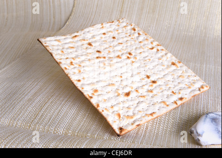 Matzo è un pane azzimo tradizionalmente consumato dagli ebrei durante la settimana di Pasqua vacanza. Impostazione di studio. Foto Stock