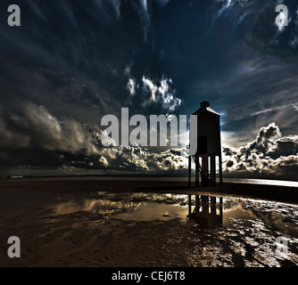 Una in bianco e nero e colore fotografia di un faro in legno all'alba e la bassa marea, girato nel Somerset, Regno Unito Foto Stock