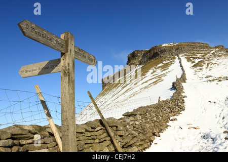 Un Pennine Way segno punti al culmine di una stagione invernale Pen-y-Ghent, in Yorkshire Dales National Park. Foto Stock