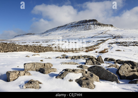 Veduta invernale del vertice di Pen-y-Ghent, una delle Tre Cime di Lavaredo, una montagna nel Yorkshire Dales National Park. Foto Stock