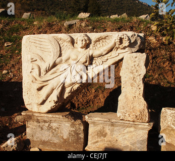 L'angelo scolpito di vittoria su un monumento in le antiche rovine di Efeso in Turchia Foto Stock