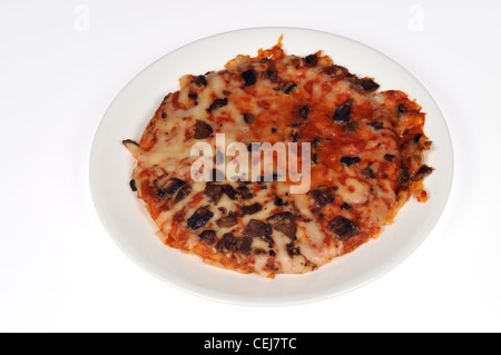 Cotti interi congelati pizza a fungo sulla piastra bianca su sfondo bianco intaglio Foto Stock