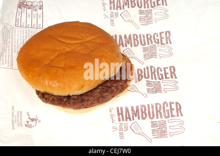 McDonalds hamburger in sul rullo avvolgitore di carta su sfondo bianco USA. Foto Stock