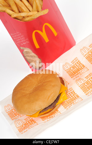 McDonalds double cheeseburger sull involucro di carta con grandi patatine fritte su sfondo bianco USA Foto Stock