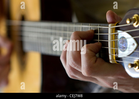 Tradizionale a mano la chitarra acustica,Lapu Lapu,Mactan Cebu, Filippine Foto Stock