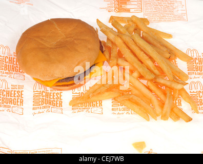 McDonalds double cheeseburger sull involucro di carta con le patatine fritte o chip su sfondo bianco USA Foto Stock