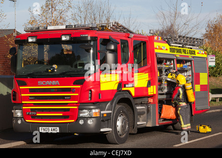 Derbyshire e Leicestershire servizi di emergenza dei vigili del fuoco su roll play esercizio di emergenza, Castello Gresley, Derbyshire Foto Stock