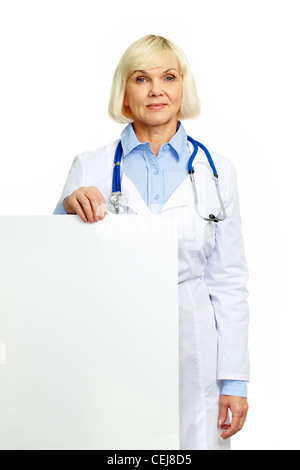 Femmina positivo medico tenendo un poster isolati su sfondo bianco Foto Stock