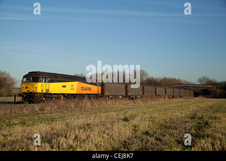 Cole classe rampa 47 47727 attende un percorso dalla giunzione Stenson, Derby con un Boston di Washwood Heath metallico caricato del treno. Foto Stock