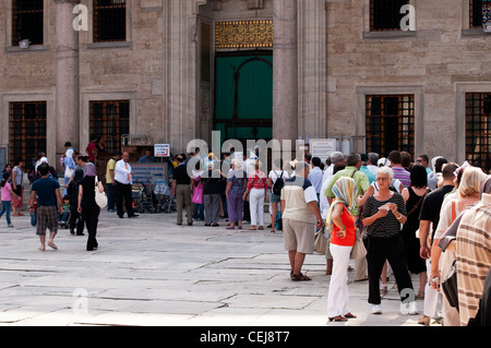 I turisti in coda per entrare la Moschea Blu, Sultanahmet, Istanbul, Turchia Foto Stock