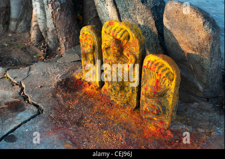 Altare indù pietre a un tempio raffigurante Indian vishnu divinità in sud campagna indiana. Andhra Pradesh, India Foto Stock