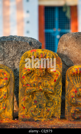 Altare indù pietre a un tempio raffigurante Indian vishnu divinità in sud campagna indiana. Andhra Pradesh, India Foto Stock