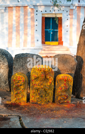 Altare indù pietre a un tempio raffigurante Indian vishnu divinità in sud campagna indiana. Andhra Pradesh, India Foto Stock