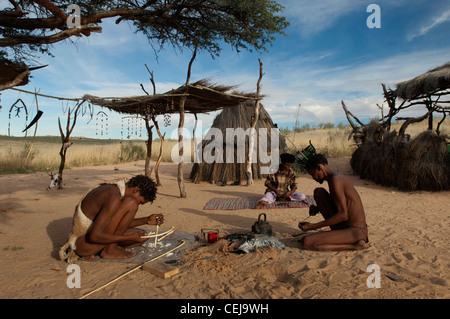 Bushman rendendo le armi al boscimane villaggio culturale,vicino Xaus Lodge,Kgalagadi Parco transfrontaliero,Capo Settentrionale Foto Stock