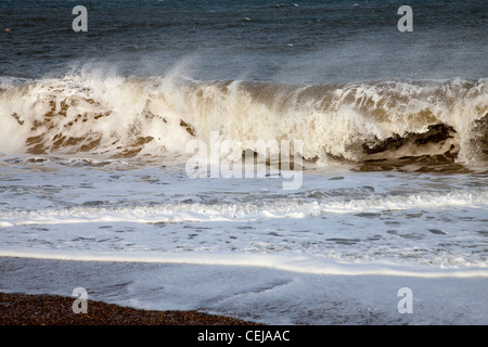 Le onde che si infrangono sulla costa di Norfolk. Foto Stock