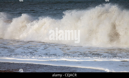 Le onde che si infrangono sulla costa di Norfolk. Foto Stock