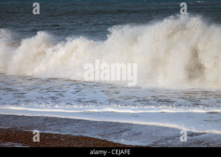 Le onde che si infrangono sulla costa di Norfolk. Foto Stock