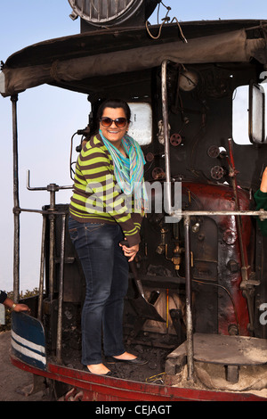 India Bengala Occidentale, Darjeeling Batasia Loop, turismo indiano che posano per una foto ricordo sul treno a vapore del pavimento Foto Stock