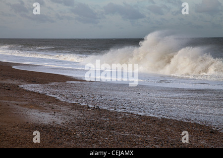 Le onde che si infrangono sulla costa di Norfolk. Foto Stock