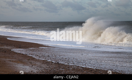 Le onde che si infrangono sulla costa di Norfolk. Foto Stock