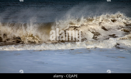 Le onde che si infrangono sulla costa di Norfolk. Foto Stock