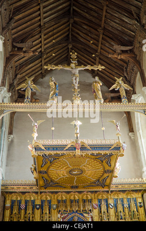 La navata centrale tetto e reredos, Wymondham Abbey, la Chiesa Parrocchiale di Santa Maria e San Tommaso di Canterbury, Norfolk, Inghilterra, Regno Unito. Foto Stock