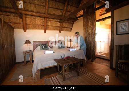 Interno della camera Xaus Lodge nel telaio,Kgalagadi Parco transfrontaliero,Capo Settentrionale Foto Stock