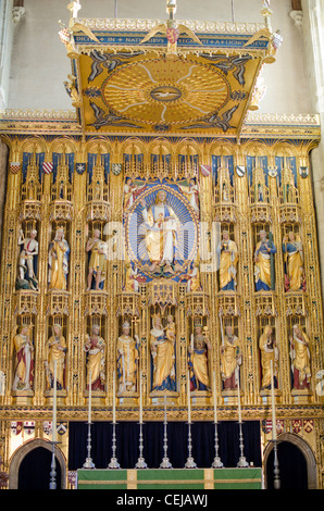 Il reredos dorato dietro l altare maggiore, Wymondham Abbey, Norfolk, East Anglia, Inghilterra, Regno Unito. Foto Stock