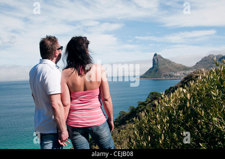 Ai turisti di ammirare vista della collina di segnale nei pressi di Chapman's Peak,Cape Town,Provincia del Capo occidentale Foto Stock