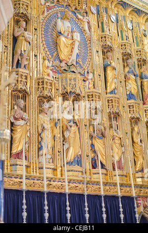 Il reredos dorato dietro l altare maggiore, Wymondham Abbey, Norfolk, East Anglia, Inghilterra, Regno Unito. Foto Stock