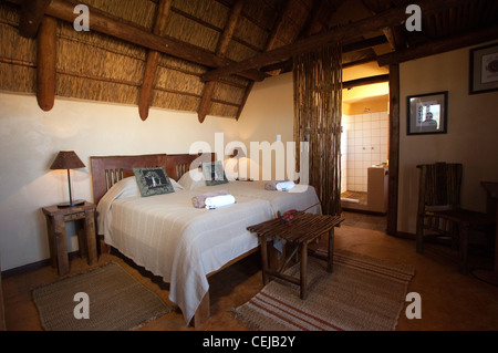 Interno della camera Xaus Lodge nel telaio,Kgalagadi Parco transfrontaliero,Capo Settentrionale Foto Stock